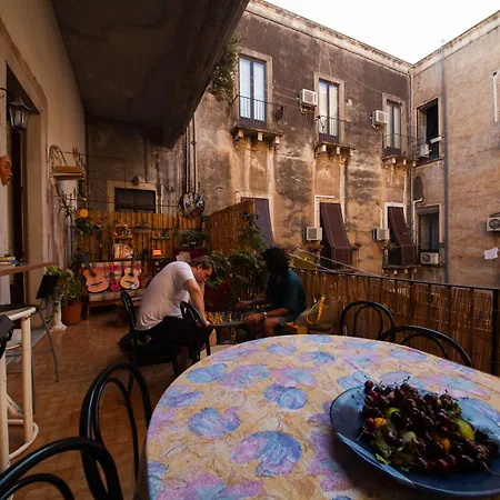 Casa Verdi - House Of Travelers بيت ضيافة كاتانيا